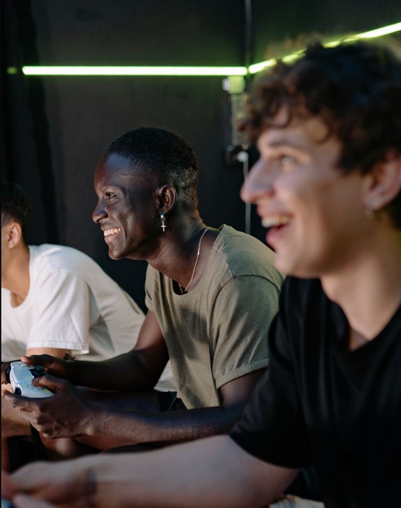 Friends playing cloud games